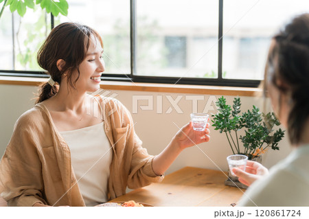 女子会で冷酒グラスで日本酒を飲む若いアジア人女性 女子会で冷酒グラスで日本酒を飲む若いアジア人女性 120861724