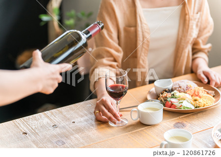 ランチ会でワインを飲む女性(ママ友・友人・息抜き) ランチ会でワインを飲む女性(ママ友・友人・息抜き) 120861726