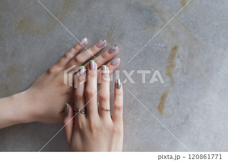 女性のネイル 120861771