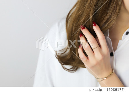 女性の手元 女性の手元 120861774