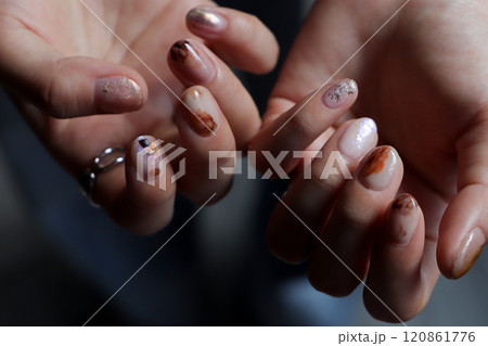 女性のネイル 女性のネイル 120861776