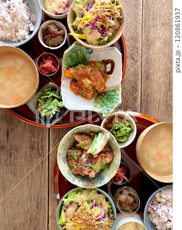 テーブルに置かれた美味しそうな和食ランチ 120861937
