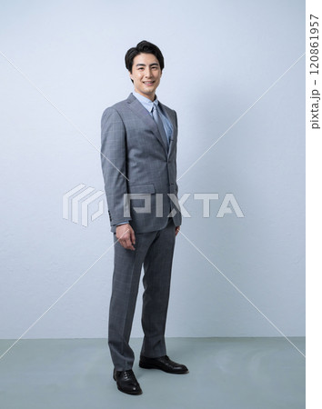 ビジネスのスーツを着たハンサムな男性の全身 ビジネスのスーツを着たハンサムな男性の全身 120861957