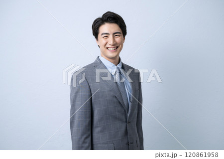 ビジネスのスーツを着たハンサムな男性の上半身 120861958