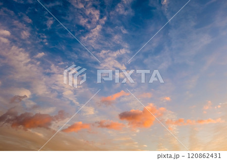 朝焼け空　朝日に染まる雲 120862431