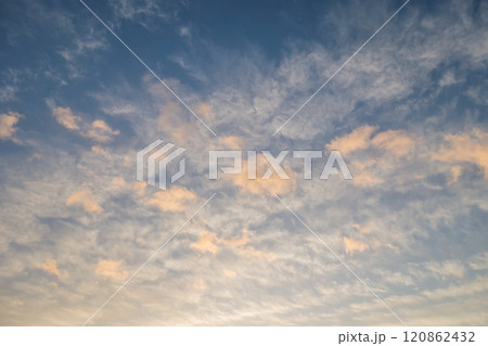 朝焼け空　朝日に染まる雲 120862432