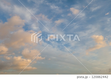 朝焼け空　朝日に染まる雲 120862442