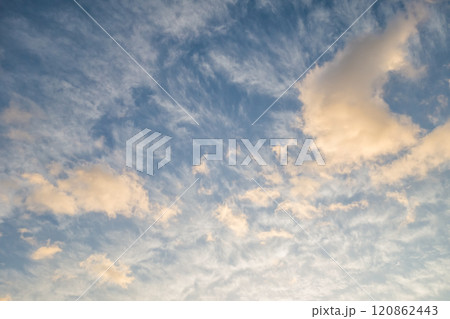 朝焼け空　朝日に染まる雲 120862443