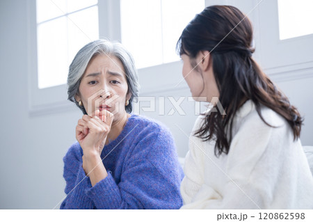 高齢の母親の相談を聞く娘と迷ったり困る母親　娘に怒られる悩むなどのネガティブなイメージ	 120862598