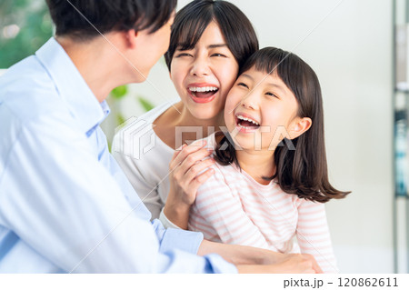 リビングでくつろぐ家族 リビングでくつろぐ家族 120862611