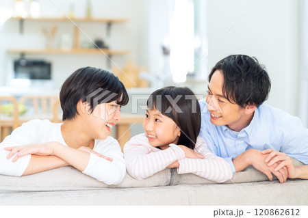 リビングでくつろぐ家族 リビングでくつろぐ家族 120862612