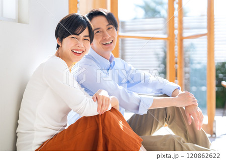 サンルームでくつろぐカップル 120862622