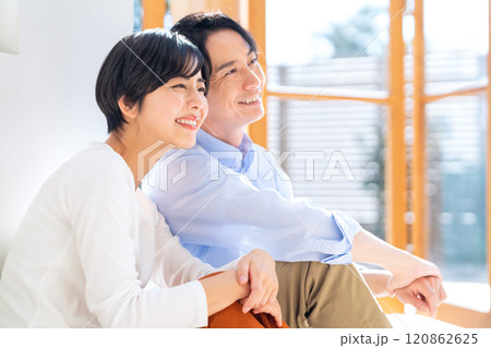 サンルームでくつろぐカップル 120862625