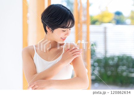家でスキンケアをする若い女性 120862634