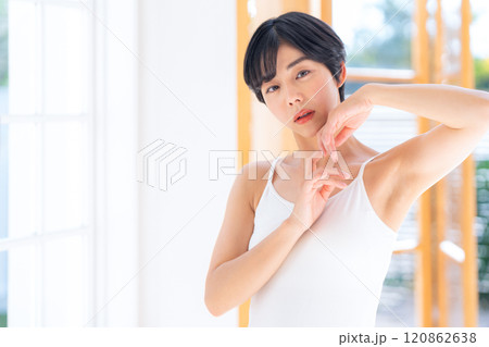 家でスキンケアをする若い女性 120862638