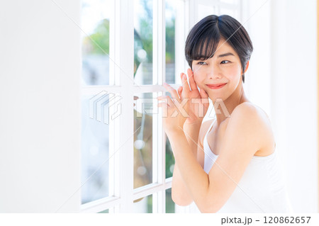 家でスキンケアをする若い女性 家でスキンケアをする若い女性 120862657