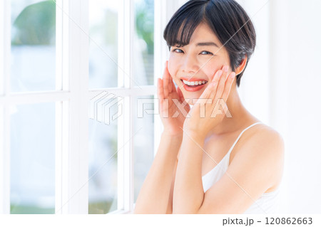 家でスキンケアをする若い女性 家でスキンケアをする若い女性 120862663