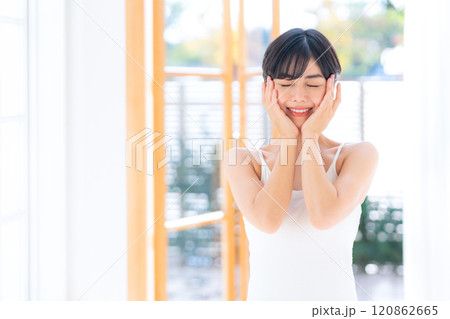 家でスキンケアをする若い女性 120862665