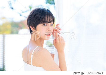 家でスキンケアをする若い女性 家でスキンケアをする若い女性 120862671