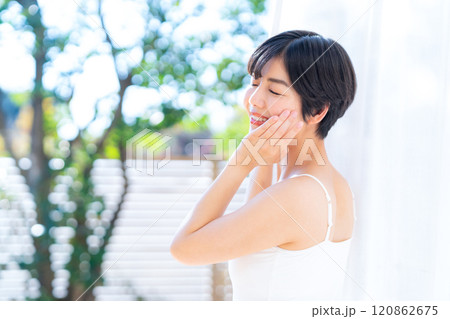 家でスキンケアをする若い女性 120862675