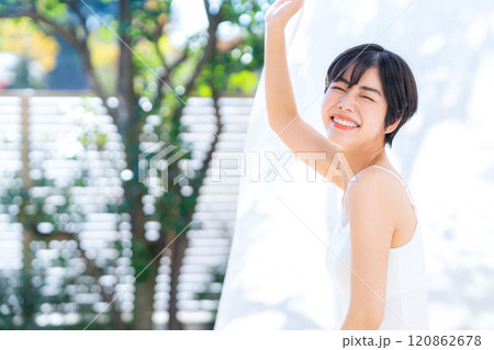 家でスキンケアをする若い女性 120862678