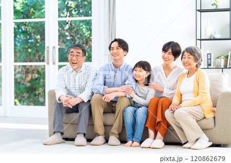 リビングでくつろぐ三世代家族 120862679