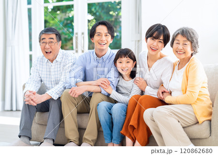 リビングでくつろぐ三世代家族 120862680