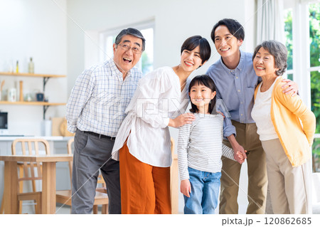 リビングでくつろぐ三世代家族 リビングでくつろぐ三世代家族 120862685