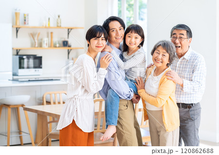 リビングでくつろぐ三世代家族 120862688
