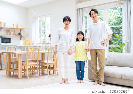 リビングでくつろぐ家族 リビングでくつろぐ家族 120862694