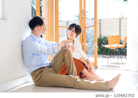 リビングでくつろぐ若いカップル 120862702