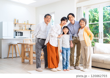 リビングでくつろぐ三世代家族 120862703