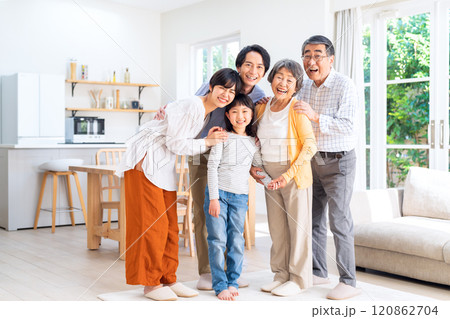 リビングでくつろぐ三世代家族 120862704