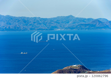 【青森:津軽海峡を望むパノラマ】龍飛崎から対岸の北海道まで約20km。津軽海峡には多くの船舶。 【青森:津軽海峡を望むパノラマ】龍飛崎から対岸の北海道まで約20km。津軽海峡には多くの船舶。 120862796