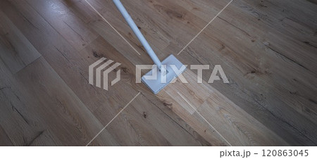 A washing vacuum cleaner washes the laminate A washing vacuum cleaner washes the laminate 120863045