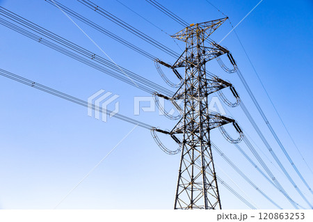 送電線の鉄塔と快晴の青空 送電線の鉄塔と快晴の青空 120863253