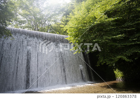 マイナスイオンを感じる日本の滝の写真 マイナスイオンを感じる日本の滝の写真 120863378