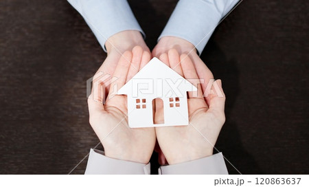 家を包み込む夫婦・カップルの手 120863637