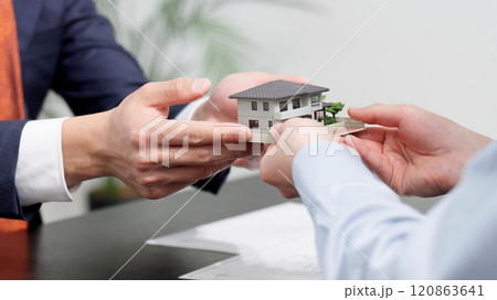 不動産を販売するビジネスマンの手元 120863641