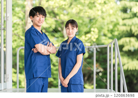 スクラブを着た医者・医師・看護師・医療従事者・ドクター・作業療法士・理学療法士の男女 120863698