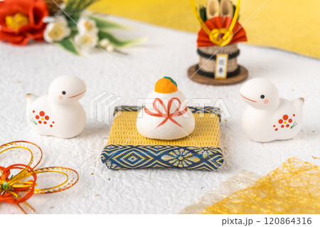 巳年年賀状素材｜鏡餅と正月飾り 120864316