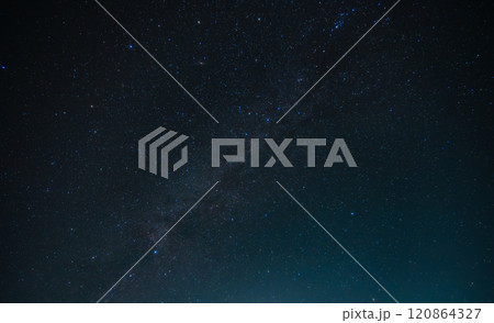満天の星空 - 無数の星がきらめく夜空、冬のオリオン座 120864327