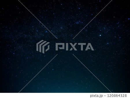満天の星空 - 無数の星がきらめく夜空、冬のオリオン座 120864328