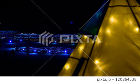 夜のイルミネーションとテントの灯り | 冬の夜景ライトアップ | ロマンチックなイルミネーションスポ 120864339