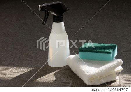 大掃除の水拭き用洗剤の入ったスプレーボトルと雑巾、スポンジ 大掃除の水拭き用洗剤の入ったスプレーボトルと雑巾、スポンジ 120864767