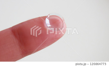 指先のコンタクトレンズ 近視矯正の医療雑貨イメージ 120864773