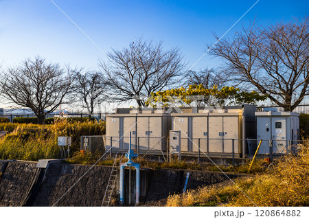 太陽光発電施設の変電設備 太陽光発電施設の変電設備 120864882
