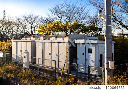 太陽光発電施設の変電設備 太陽光発電施設の変電設備 120864883
