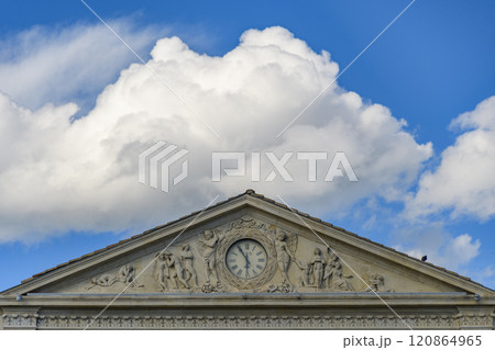 フランス　ニーム　裁判所の時計台 120864965