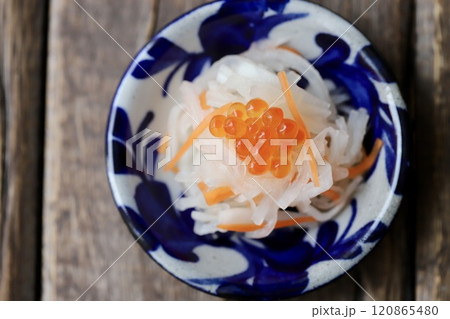 正月料理の手作り紅白なます　大根とニンジンの酢の物 120865480